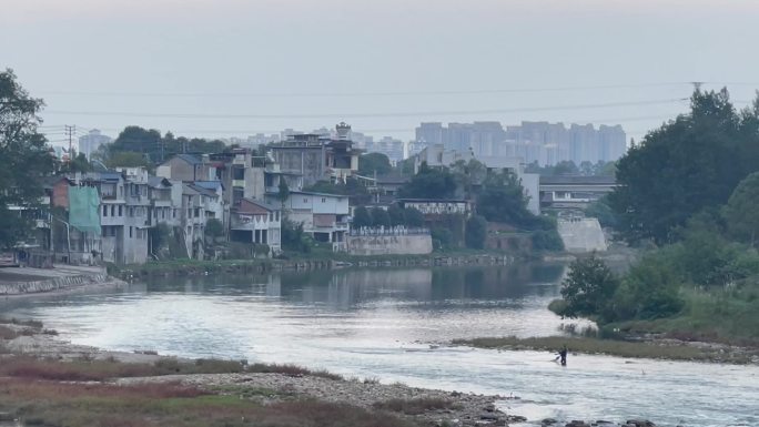 老城镇竹林河流河堤捕鱼人