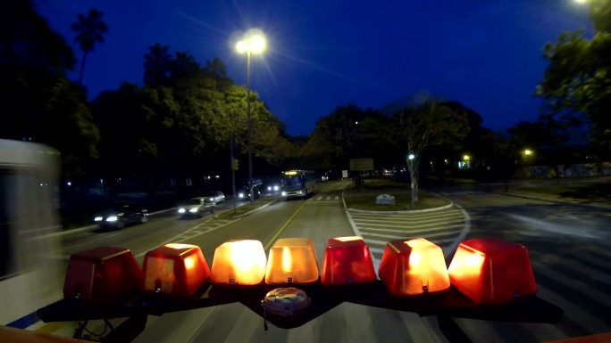 道路上的警报器救护车