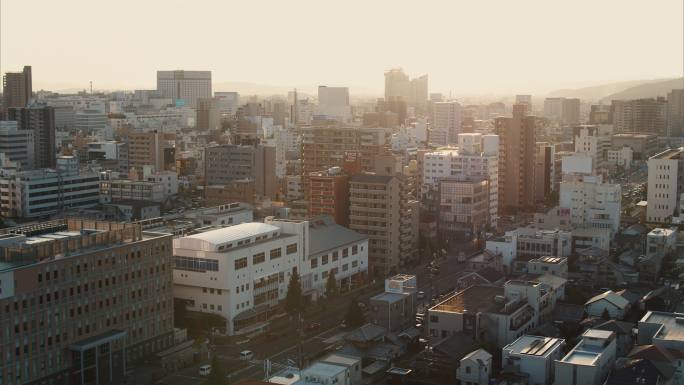 日落时的日本城市鸟瞰图