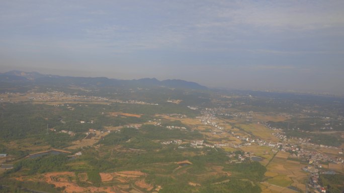 飞机窗外视角平原山丘陵