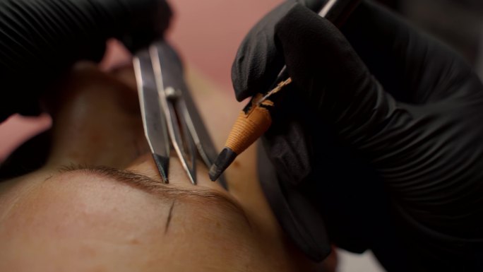 美容师在微滑技术中使用分隔器或绘图指南针进行眉毛美容治疗-b卷