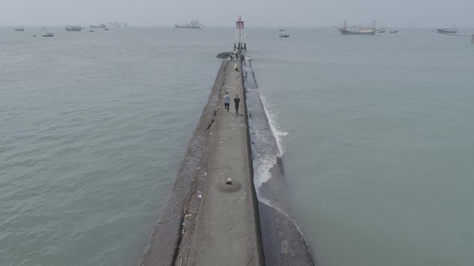 北海侨港海滩航拍 海岸海堤 海港港湾渔船