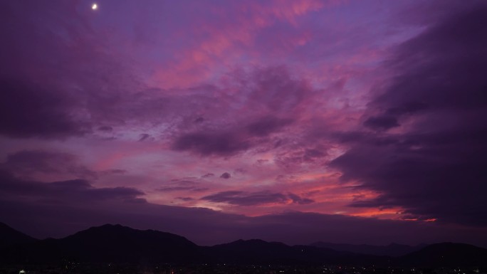 傍晚天空晚霞彩霞紫色粉色云朵乡村夜幕降临