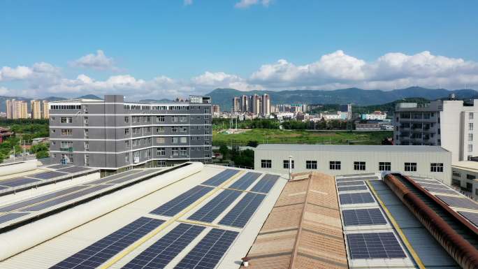 工厂屋顶太阳能电池板鸟瞰图