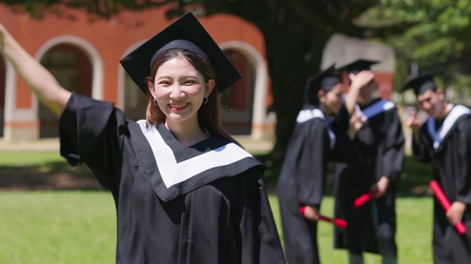 快乐的女研究生研究生博士毕业学士学位