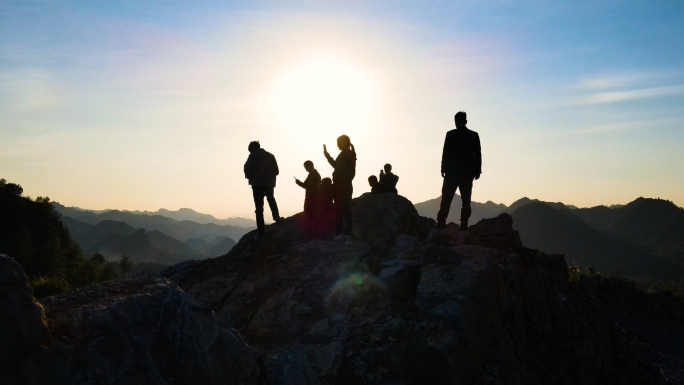 一群人山顶拍照旅行者登山素材攀登顶峰眺望