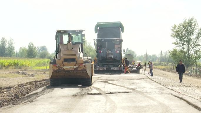 滚筒压路机压平路面夯实土层路机械