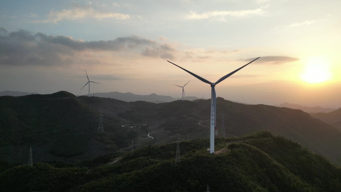 电力公司风力发电风车旋转傍晚山中