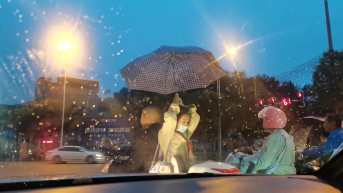 孩子雨中为父亲撑伞