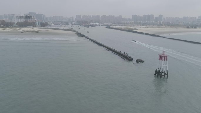 北海侨港海滩航拍 海岸海堤 海港港湾渔船