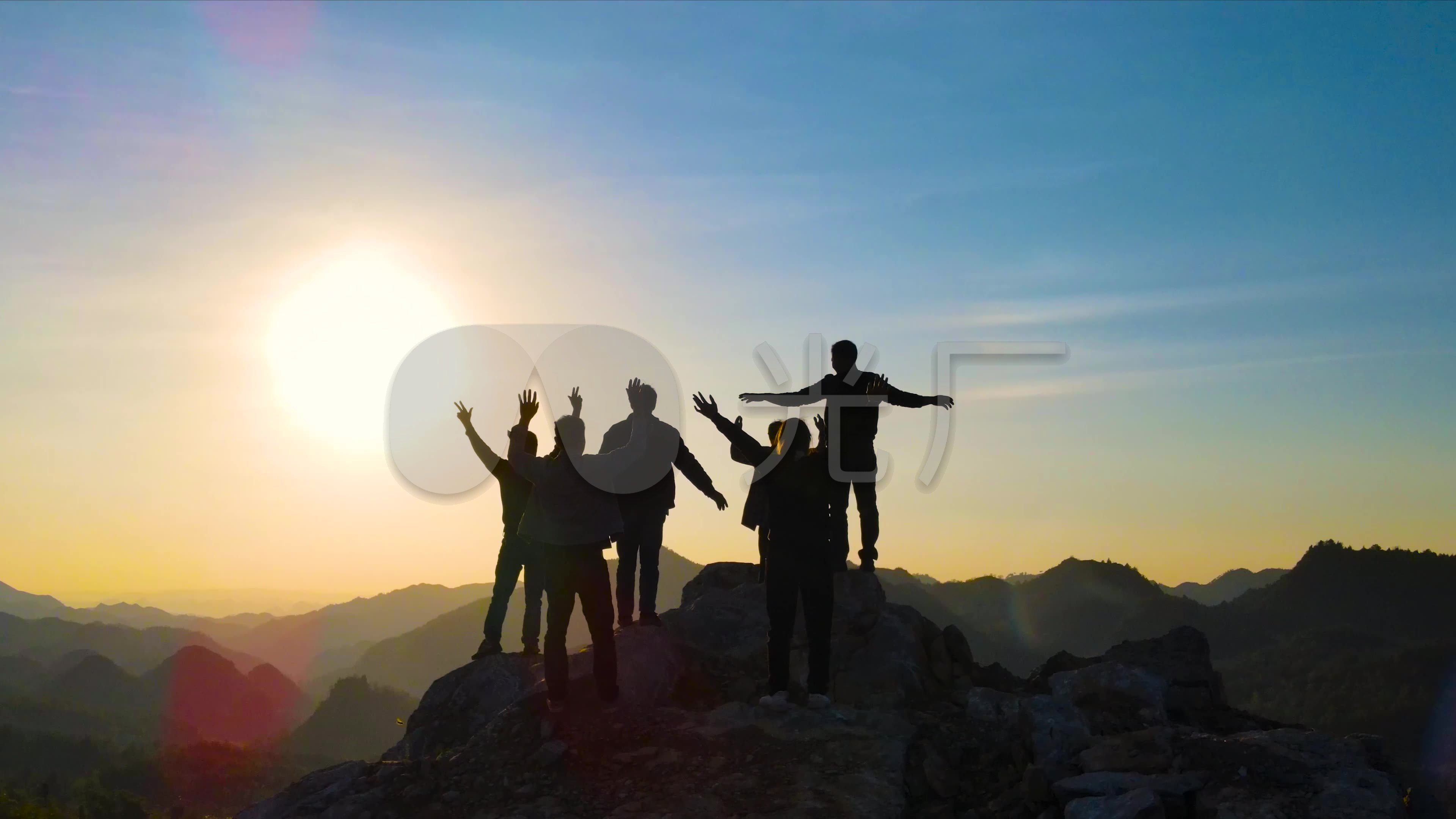 人站在山顶的高清图片,山顶俯瞰,一个人站在高山的图片_大山谷图库