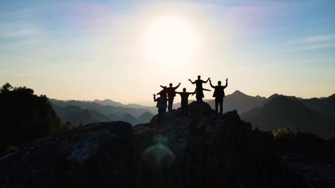 一群人山顶欢呼成功登顶团队建设青春活力