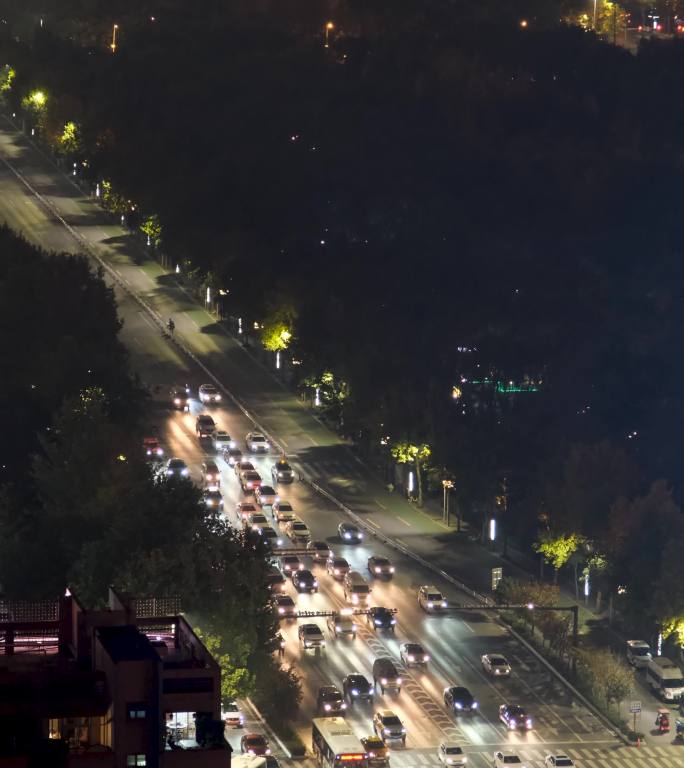 夜晚西安高新区唐延路的车流