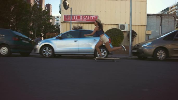 街头女子滑板滑板训练练习表演极限运动
