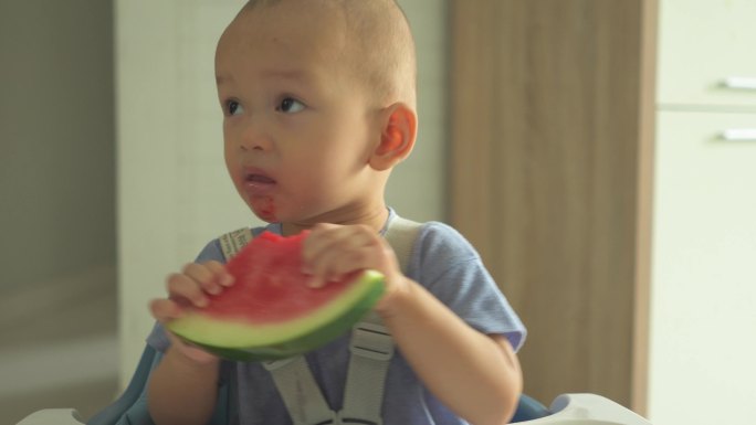 吃食物的亚洲幼儿。