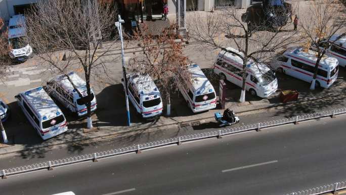航拍酒店楼下停放的多辆救护车