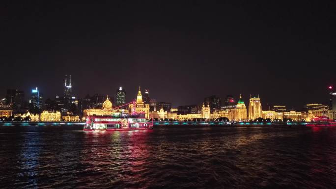 中国上海外滩夜景，黄浦江游船