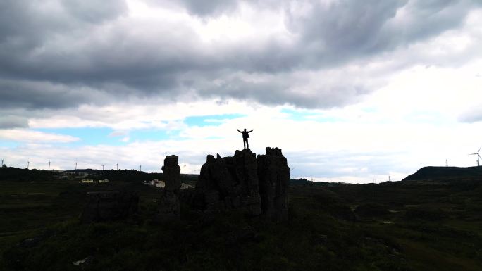 男人登上山顶拥抱天空成功登顶攀登高峰登山