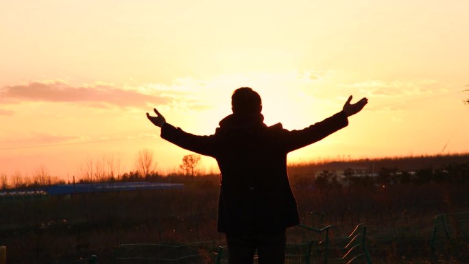 夕阳中的男子思念家乡