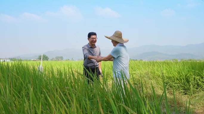 农民握手 扶贫 助农