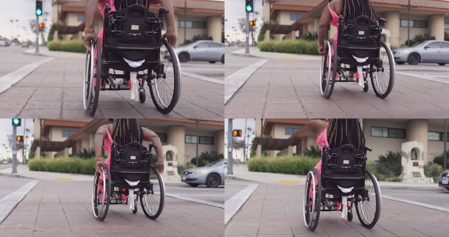坐在轮椅上移动的黑人残疾妇女