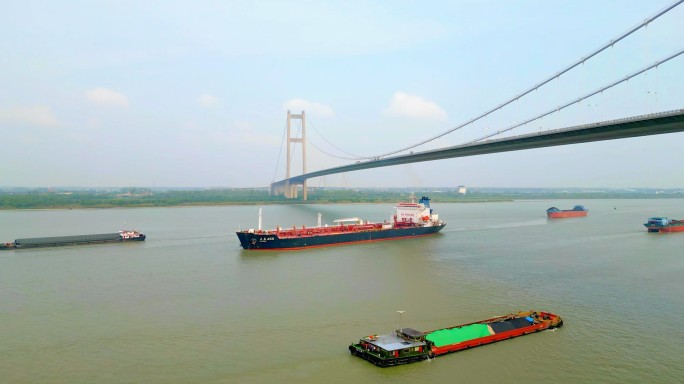 长江大桥下来往货船