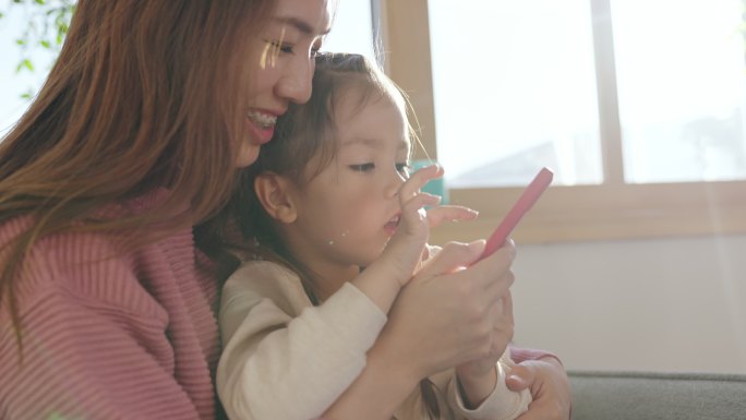 日本母女在客厅打电话