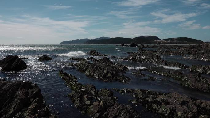 蓝色的海面大海海浪浪花被风吹散的浪花