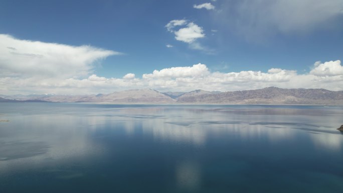 航拍西藏班公湖高空湖面画面