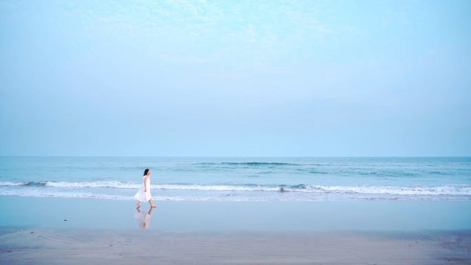 女孩海边散步