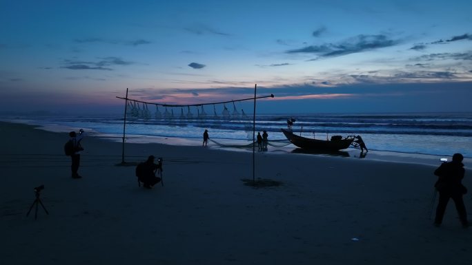 湛江吴川吴阳金海岸清晨在海边拍摄的人