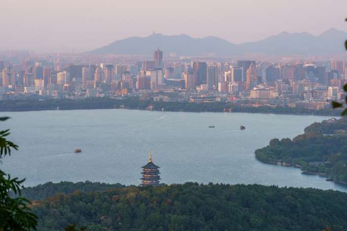 杭州西湖玉皇山雷峰塔全景延时日转夜