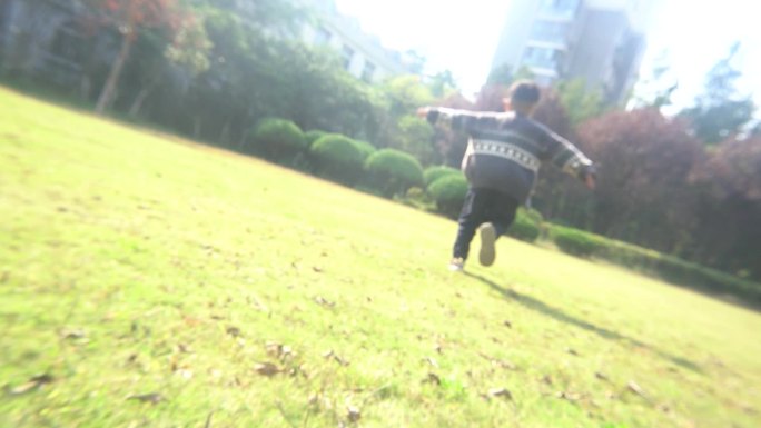 小朋友草坪上奔跑，跑向未来