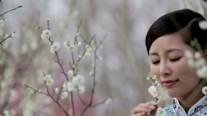 亚洲美女中国风美女旗袍闻花香