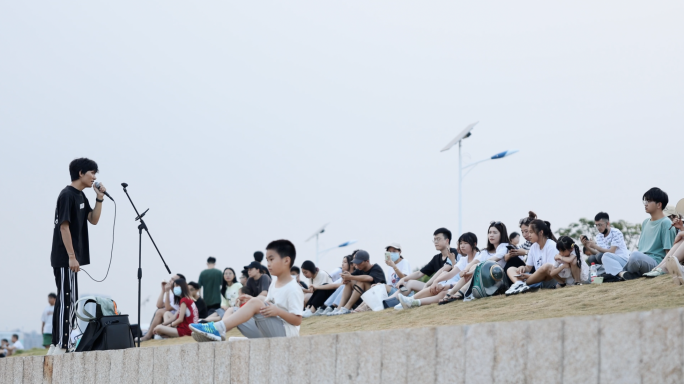 4k夏天的傍晚 海边散步的人们 街头歌手