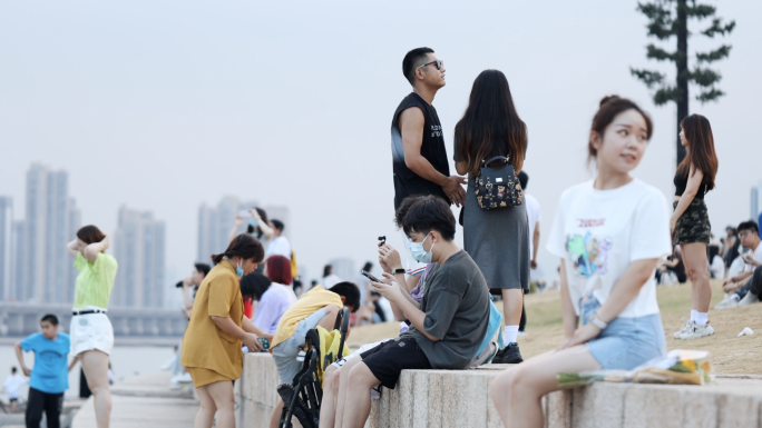 4k夏天的傍晚 海边散步的人们 街头歌手