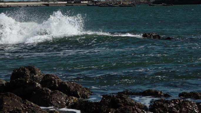 蓝色的海面大海海浪浪花被风吹散的浪花