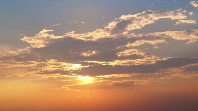 日出天空阳光穿透云朵延时早晨太阳丁达尔光