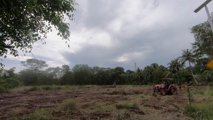 拖拉机在工作，耕作，挖沟，准备蔬菜种植