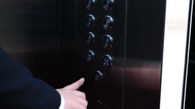 手指按电梯关门按键