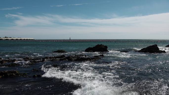 蓝色的海面大海海浪浪花被风吹散的浪花