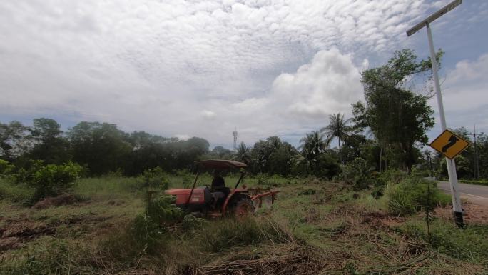拖拉机在工作，耕作，挖沟，准备蔬菜种植