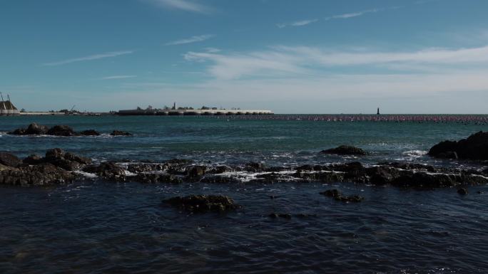 蓝色的海面大海海浪浪花被风吹散的浪花