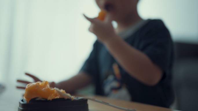 喜欢吃橘子蛋糕，孩子们，孩子们的生活中的一天。
