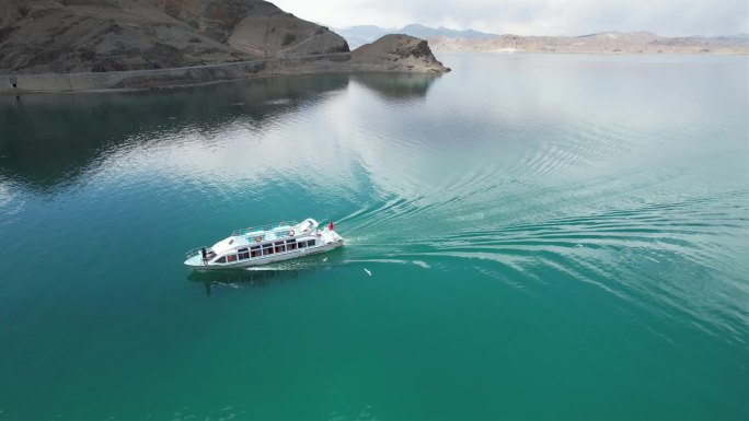 航拍西藏班公湖湖面游船中景环绕画面