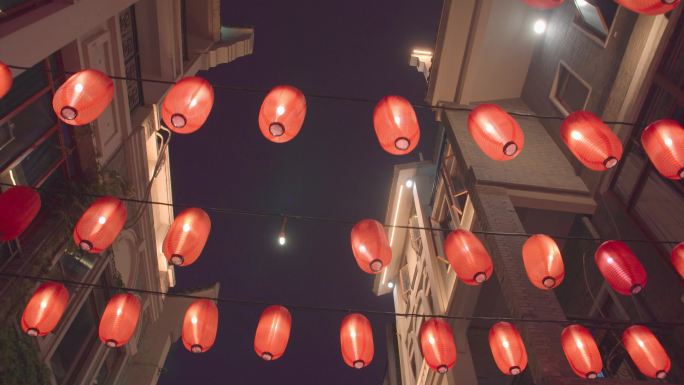 夜晚仰拍红灯笼与中国传统建筑