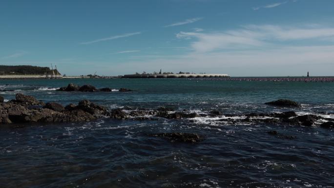 蓝色的海面大海海浪浪花被风吹散的浪花