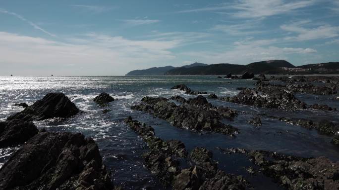 蓝色的海面大海海浪浪花被风吹散的浪花