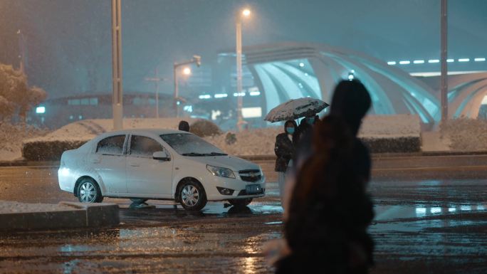 4K冬天下雪街道行人过马路郑州