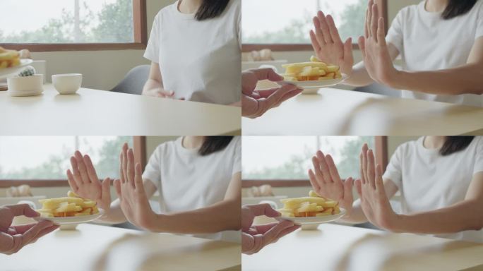 保健妇女用手推炸薯条。拒绝吃面粉和糖。饮食观念